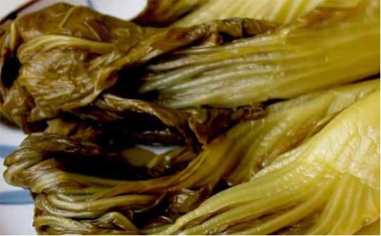 插旗菜業(yè)出口酸菜用食品X光機(jī)檢查，卻把腳踩的供給國內(nèi)